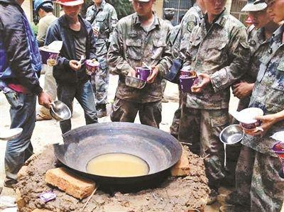 盘点2014假新闻：广东老太柜台取500元遭拒取2亿